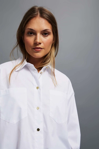 Koszula oversize ze złotymi guzikami biała