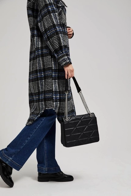 Pikowana torebka z regulowanym uchwytem czarna