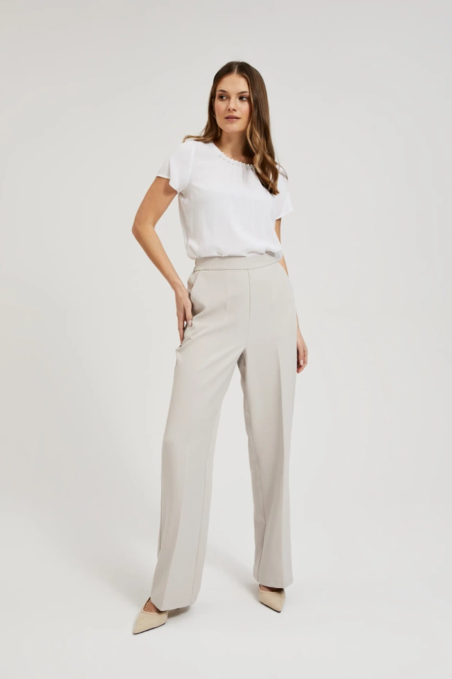 Koszula ozdobiona koralikami na dekolcie biała