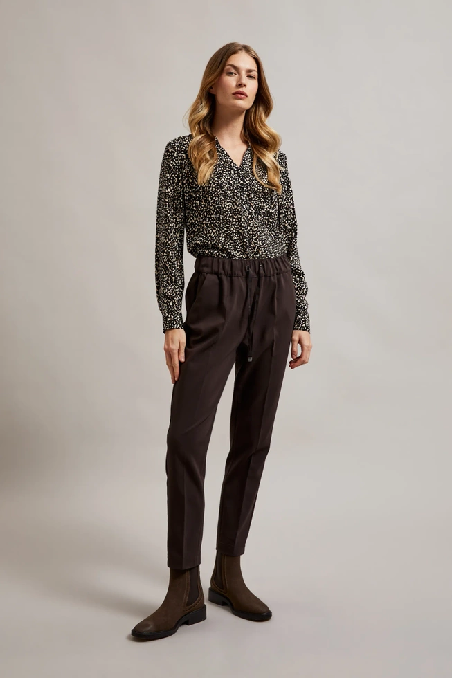 Spodnie z prostą nogawką i wiązaniem w pasie brązowe