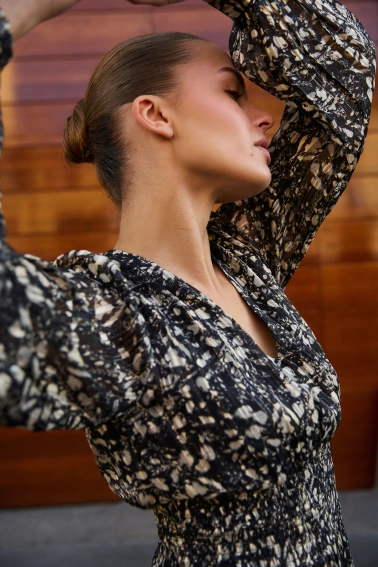 Wzorzysta sukienka z dekoltem czarna