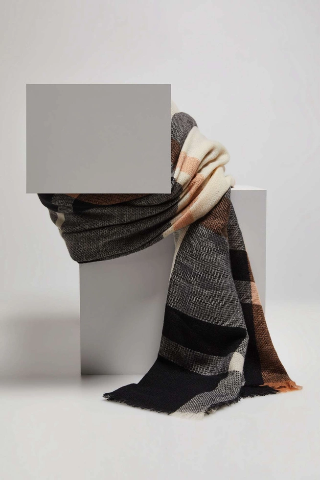 Szalik w kratę brzoskwiniowy