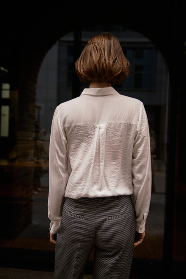 Gładka koszula z wiskozy biała