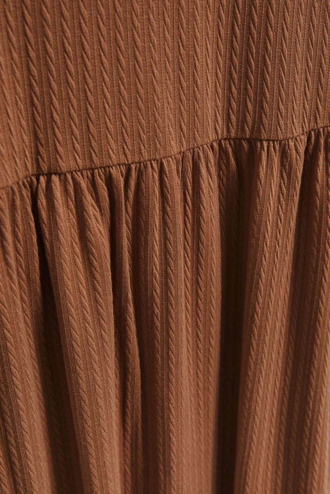 Sukienka z długimi rękawami i rozkloszowanym dołem ciemnobeżowa