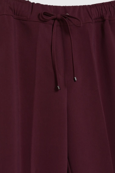 Spodnie w kant z prostymi nogawkami burgundowe