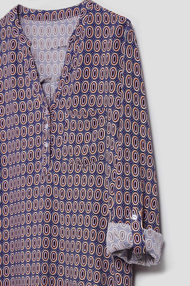 Wzorzysta koszula z dekoltem w serek błękitna