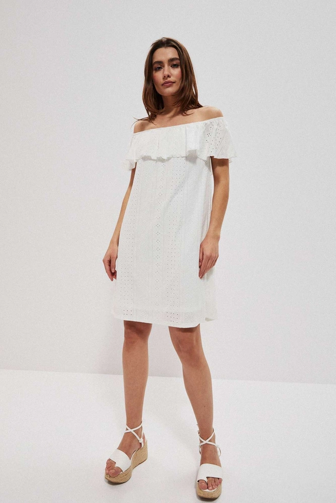 Ażurowa sukienka z odkrytymi ramionami perłowa