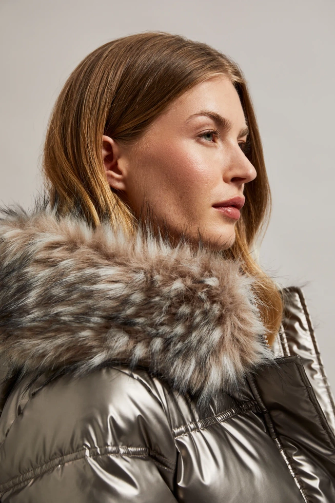 Metaliczna kurtka z futrzanym kapturem beżowa