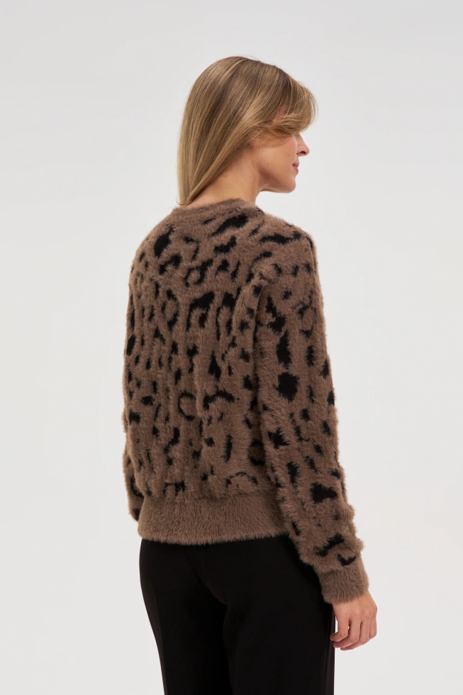 Sweter w panterkę brązowy