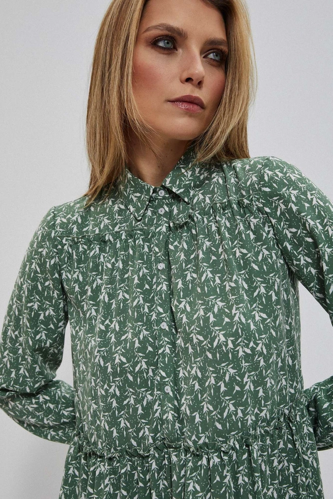 Wzorzysta sukienka z falbaną seledynowa