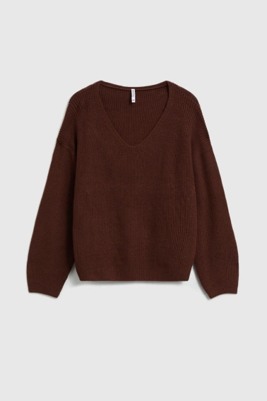 Sweter o prostym fasonie brązowy