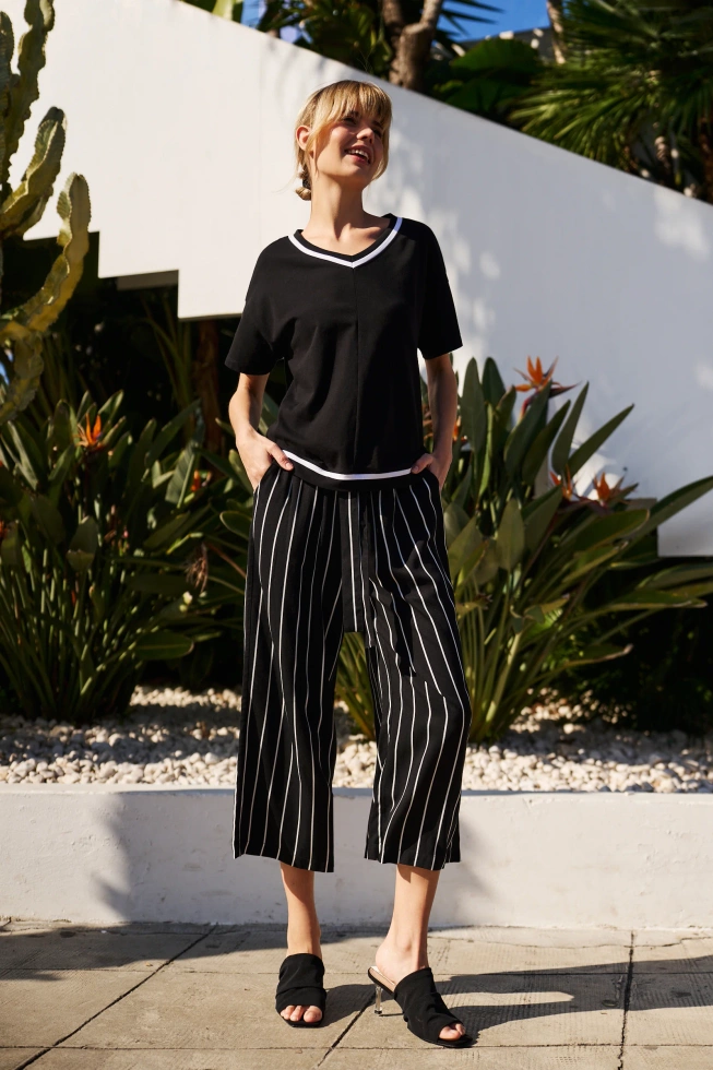 Bawełniana bluzka z dekoltem w serek czarna