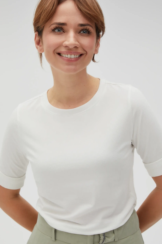 Gładki t-shirt z podwijanymi rękawami biały