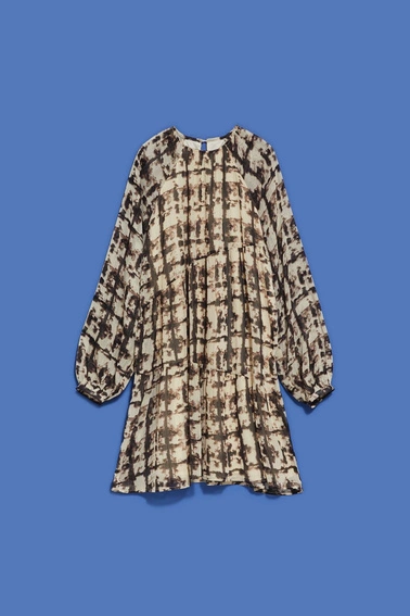 sukienka z wzorzystym printem i falbaną