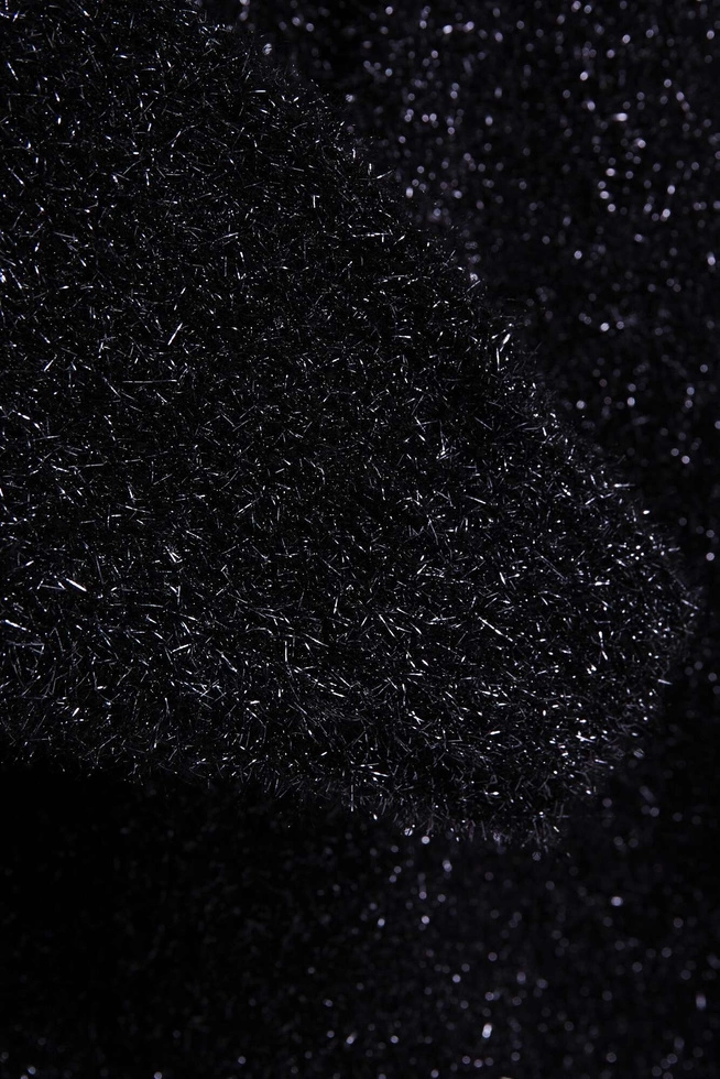 Sweter z dekoltem w serek i metaliczną nitką