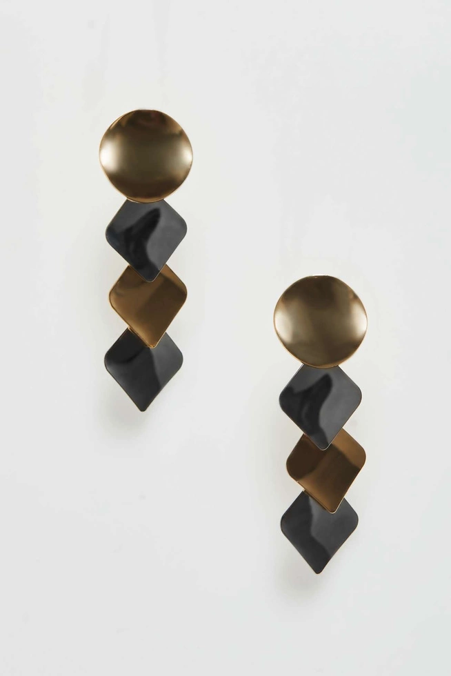 Wiszące kolczyki o geometrycznym kształcie koloru złotego