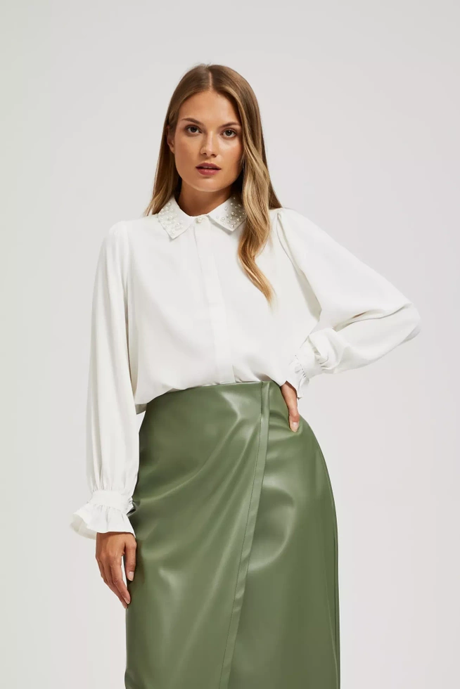 Koszula z ozdobnym kołnierzykiem perłowa