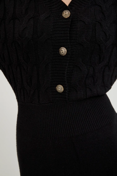 Dzianinowa sukienka ozdobiona guzikami czarna