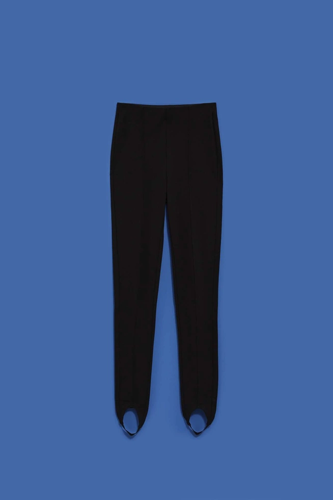 Gładkie spodnie z paskiem na stopie czarne