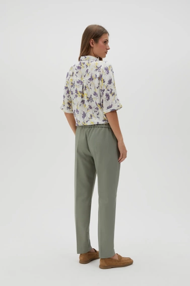 Spodnie z prostymi nogawkami w kant oliwkowe