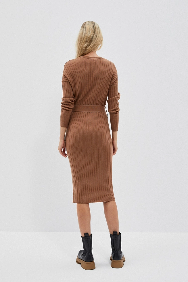 Prążkowana sukienka z paskiem kawowa