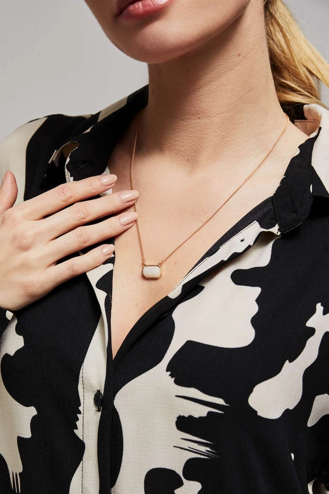 Naszyjnik z zawieszką z kamienia