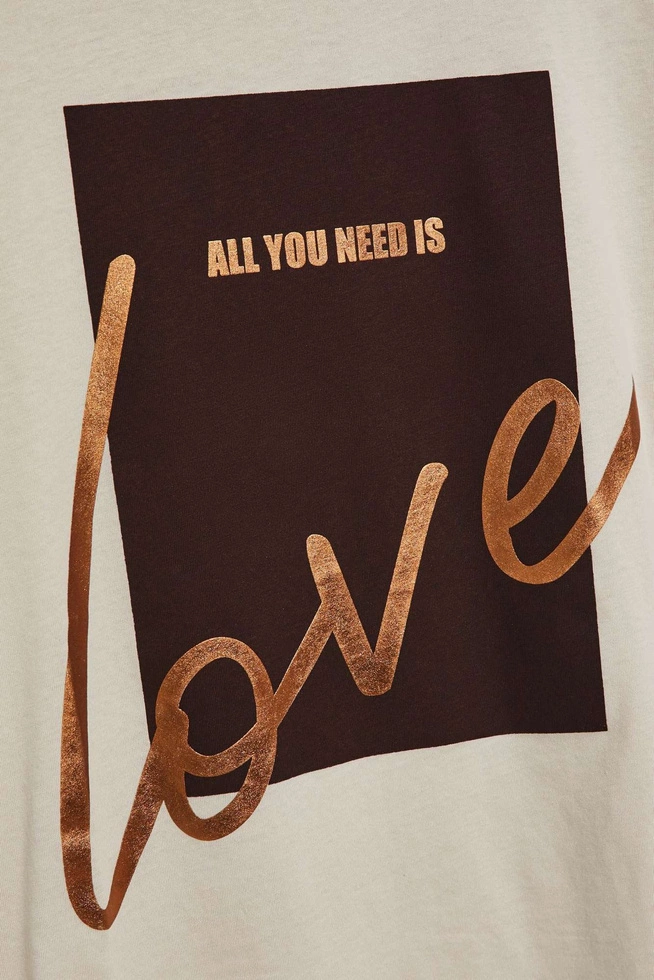 T-shirt z nadrukiem piaskowy