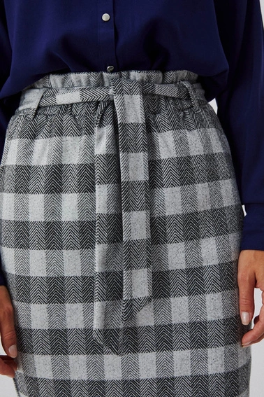 Ołówkowa spódnica z paskiem szara