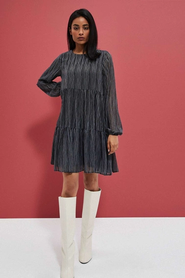 Trapezowa sukienka z printem czarna