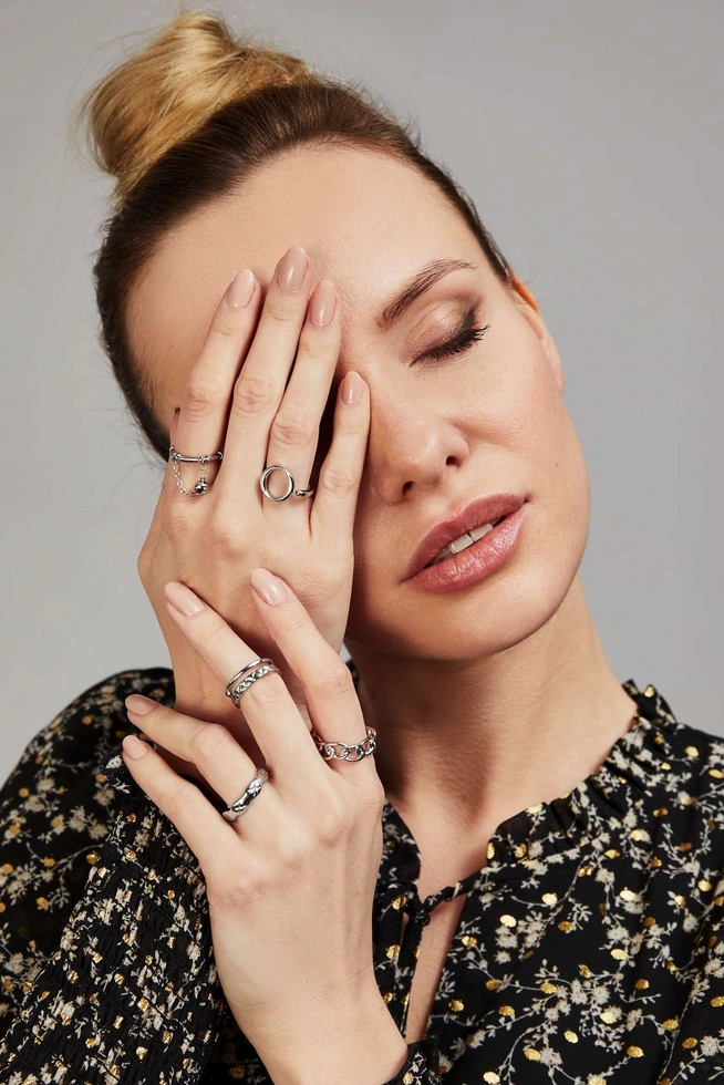 Pierścionki w kolorze srebrnym - zestaw 6 sztuk