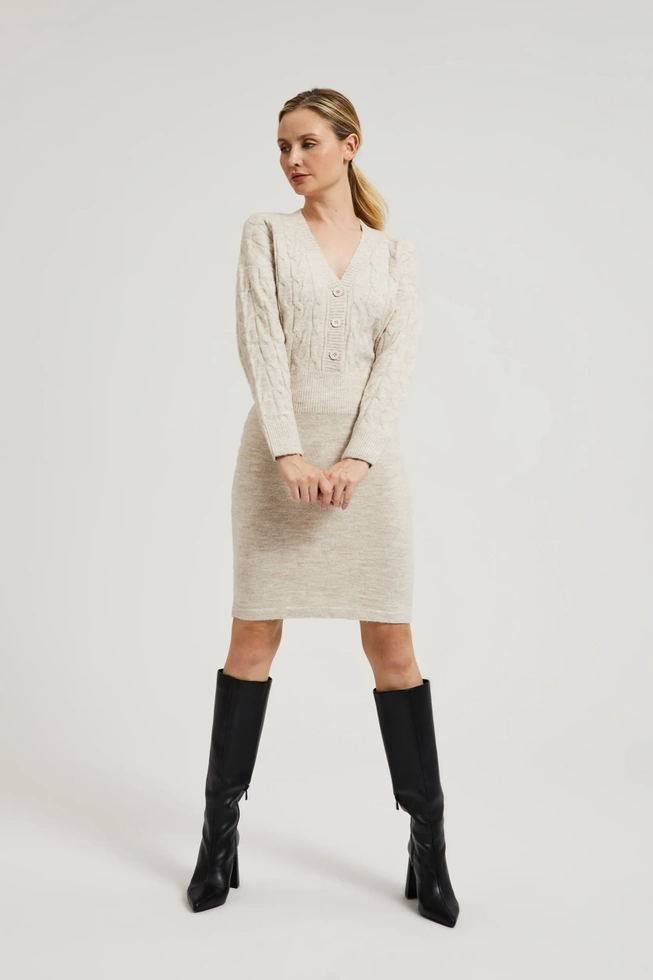 Dzianinowa sukienka ozdobiona guzikami beżowa
