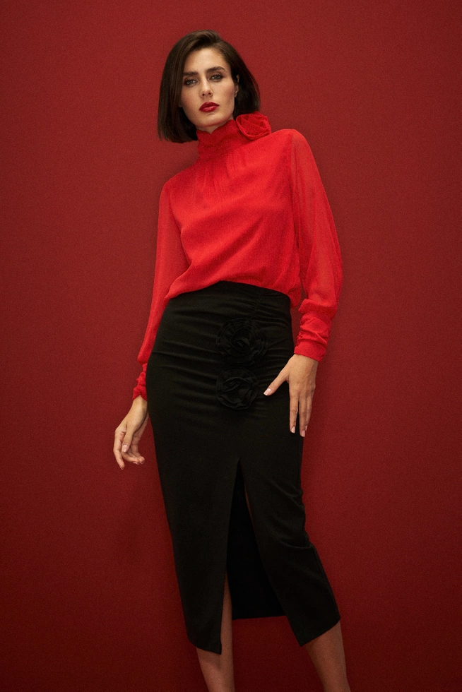 Spódnica z ozdobną różą i rozcięciem czarna