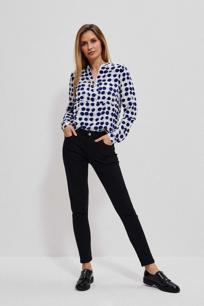 Ozdobna koszula w niebieskie kropki z zamkiem na dekolcie biała
