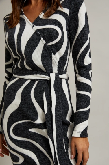 Dzianinowa sukienka z paskiem szara