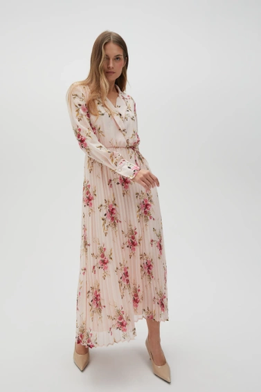 Plisowana sukienka w kwiaty różowa