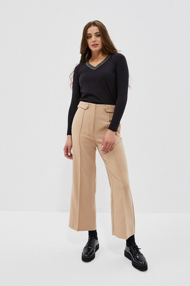 Dopasowana bluzka z ozdobnym dekoltem czarna