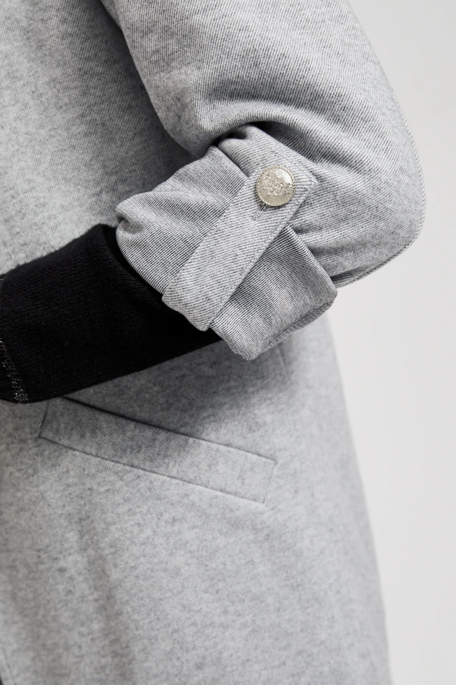 Marynarka bez zapięcia z podwijanymi rękawami szara