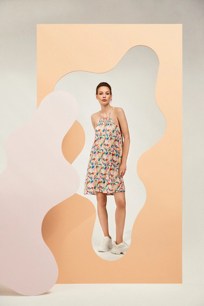 Wzorzysta sukienka na ramiączka