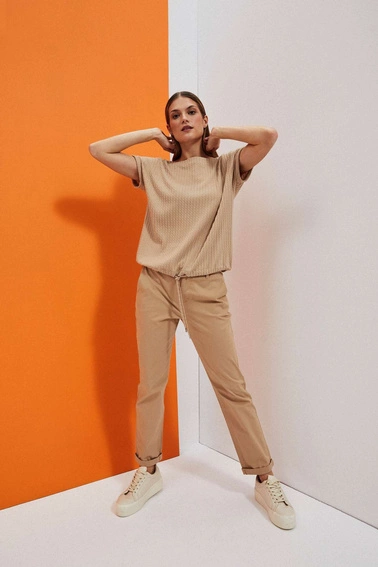 Bluzka ze strukturalnej tkaniny ciemnobeżowa