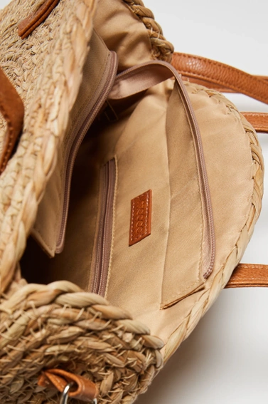 Pleciona torebka okrągła beżowa