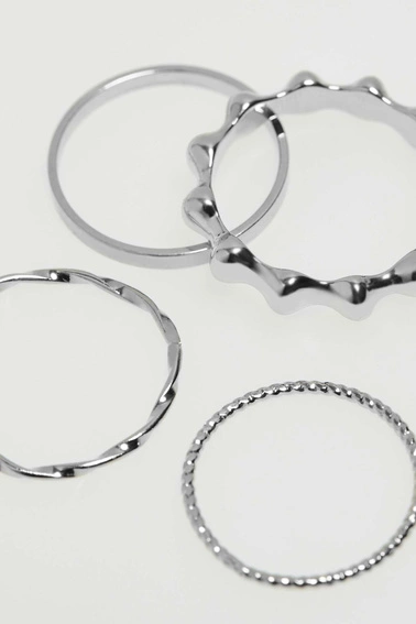 Zestaw delikatnych pierścionków w kolorze srebrnym