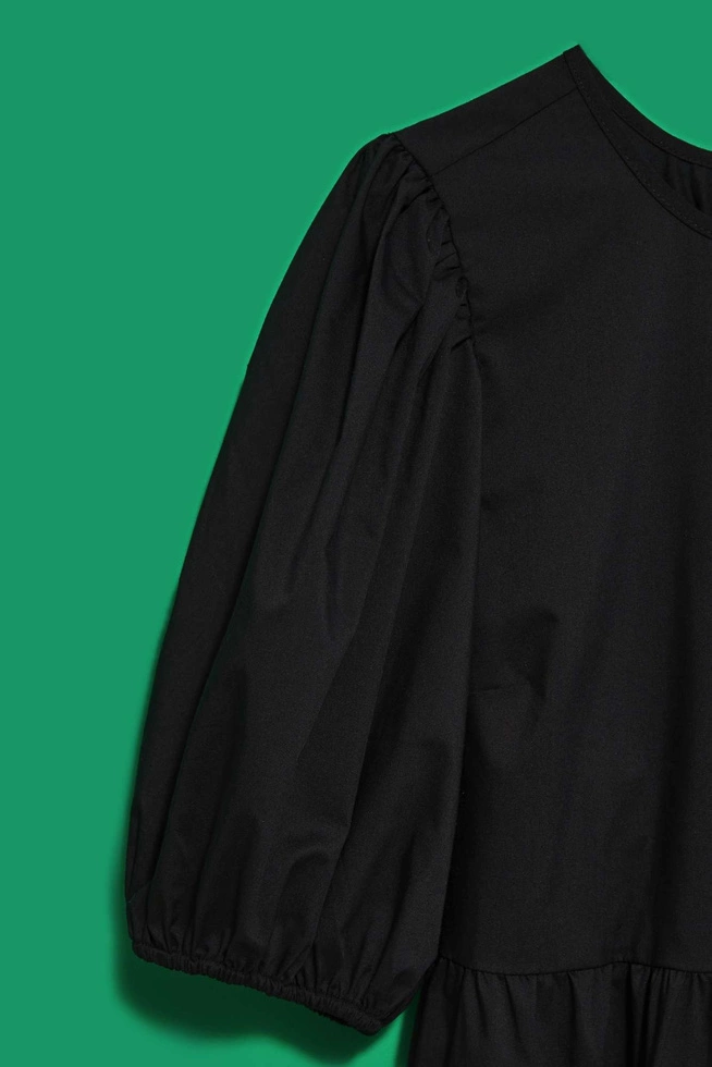 Sukienka z odkrytymi plecami