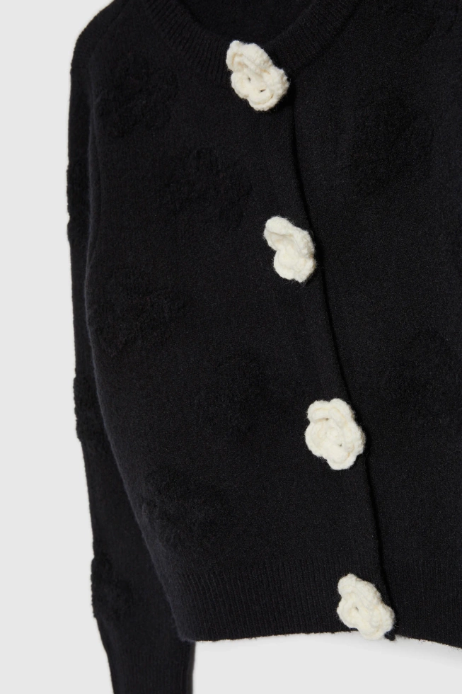Kardigan z kwiatową aplikacją czarny