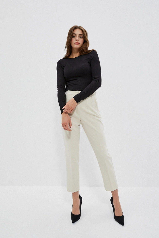 Bluzka z dekoltem na plecach i ozdonym łańcuszkiem