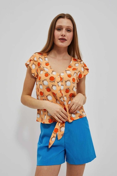 Wzorzysta koszula z wiązaniem