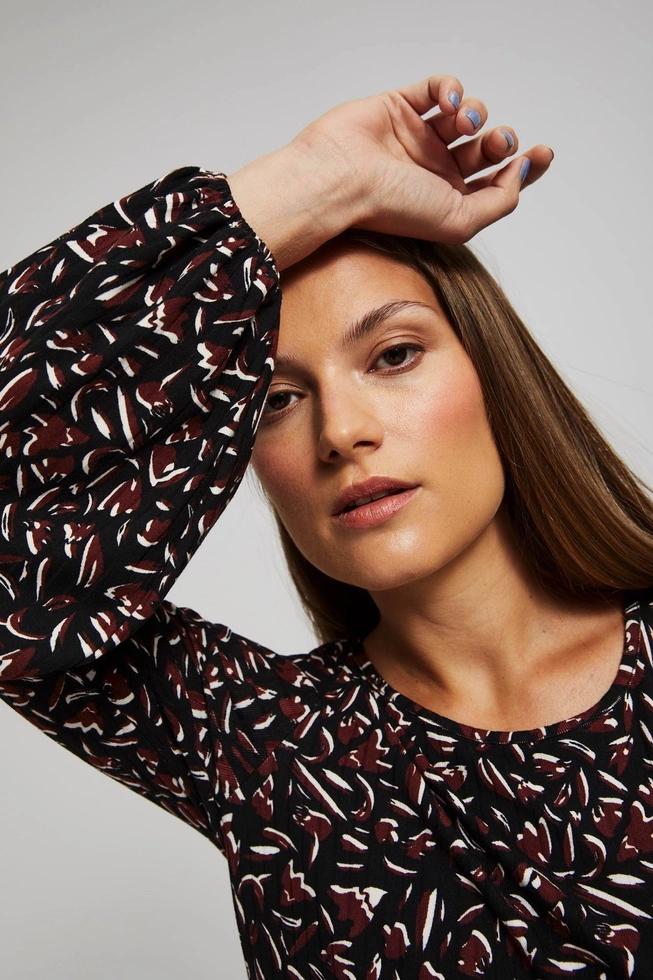 Sukienka z bufiastymi rękawami i rozkloszowanym dołem czarna