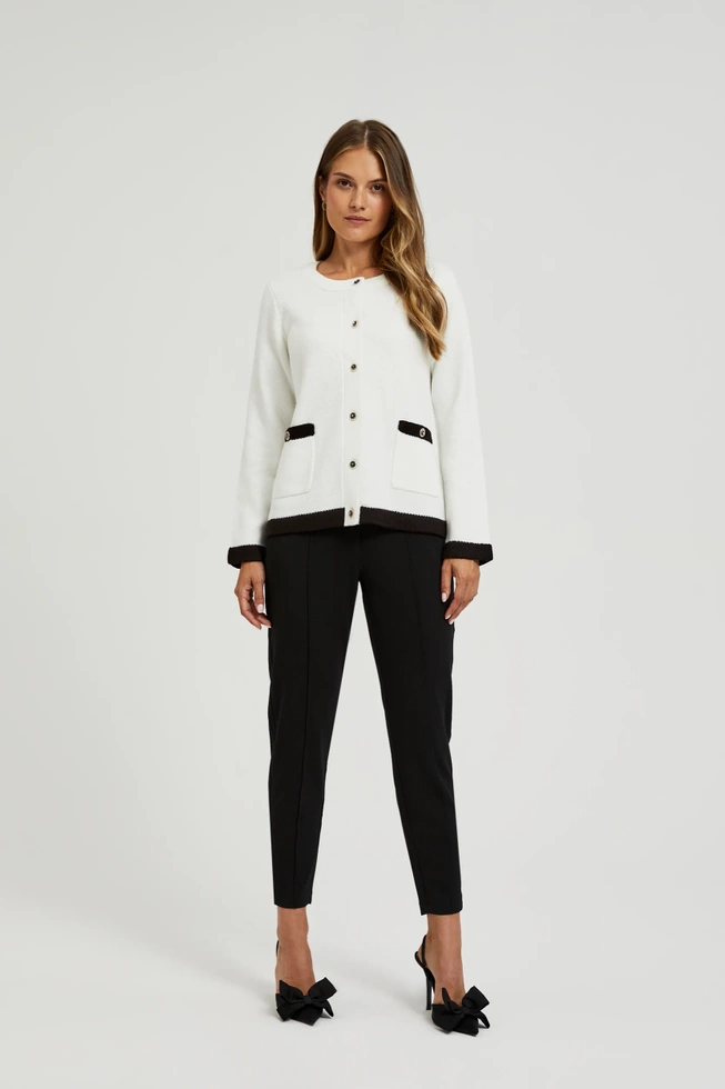 Gładkie spodnie z ozdobnym guzikiem czarne