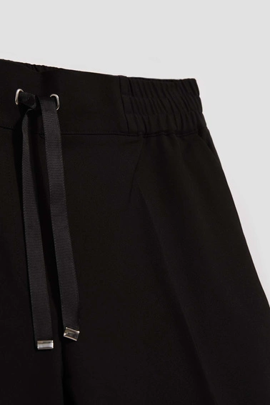 Spodnie z prostymi nogawkami i wiązaniem w pasie czarne