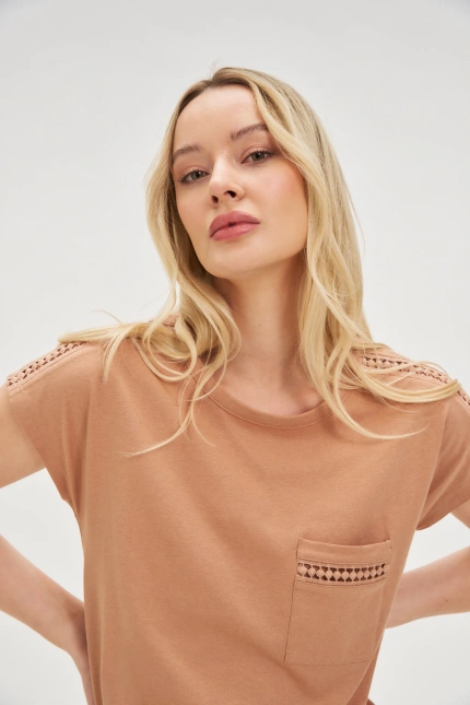 Bawełniany t-shirt z kieszonką brązowy