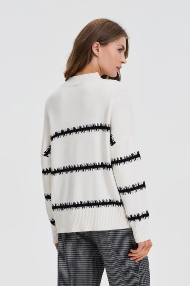 Sweter w paski z obniżoną linią ramion biały 